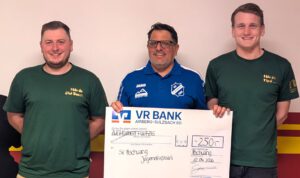 Spendenübergabe der Kirwagemeinschaft Illschwang an den Fußballnachwuchs des SVI